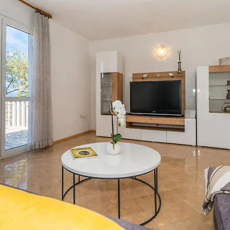Apartment By The Sea Necujam, Solta - 16727 Grohote